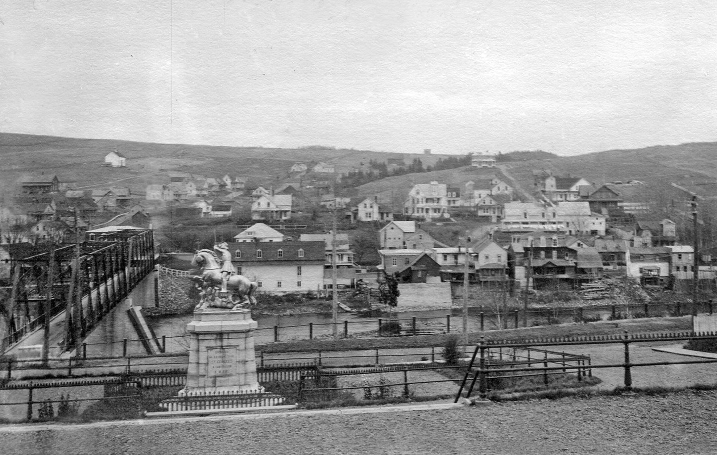 Église, monument et kiosque il y a plus de 100 ans