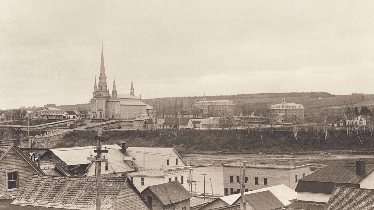La 18e rue près de l'église il y a plus de 100 ans