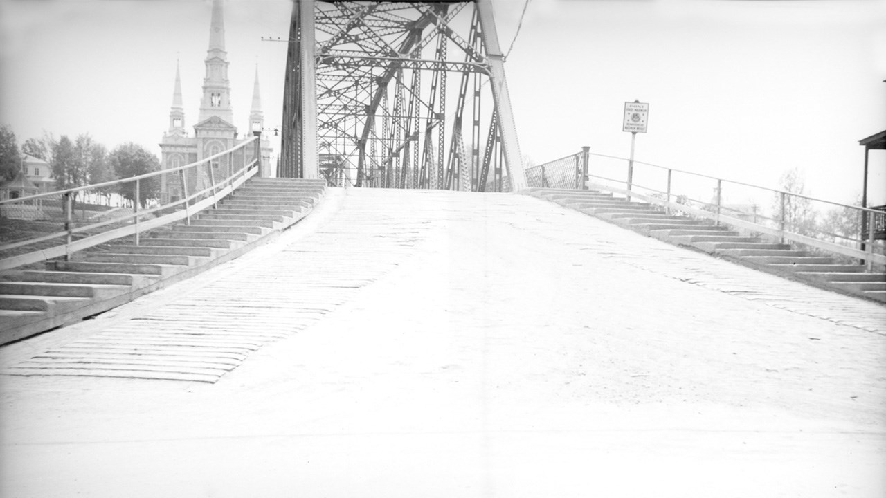 PROMENADE NOSTALGIQUE SUR L'ANCIEN PONT DE FER