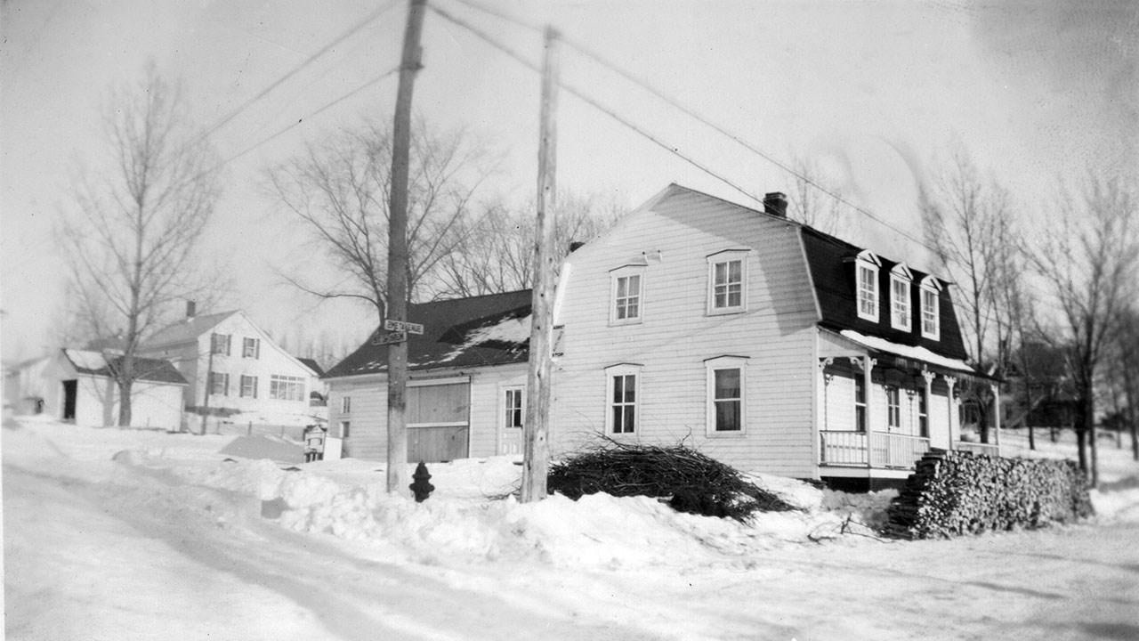 Ancienne maison au toit en mansarde sur la 2e Avenue
