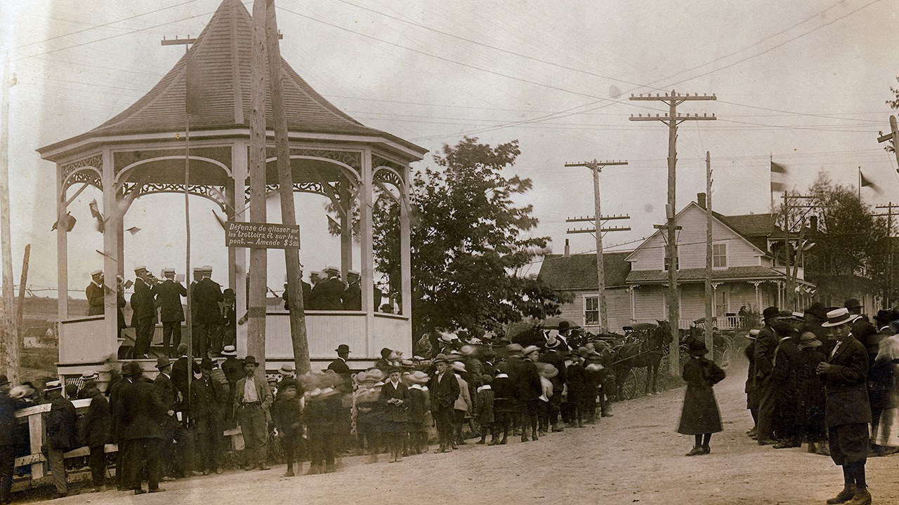 L'ancien kiosque en face de l'église dans l'ouest