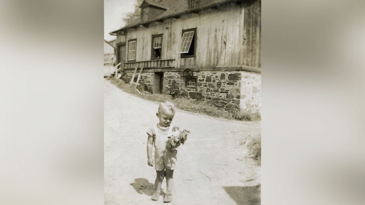 Qui est donc ce jeune homme devant le moulin Brochu?