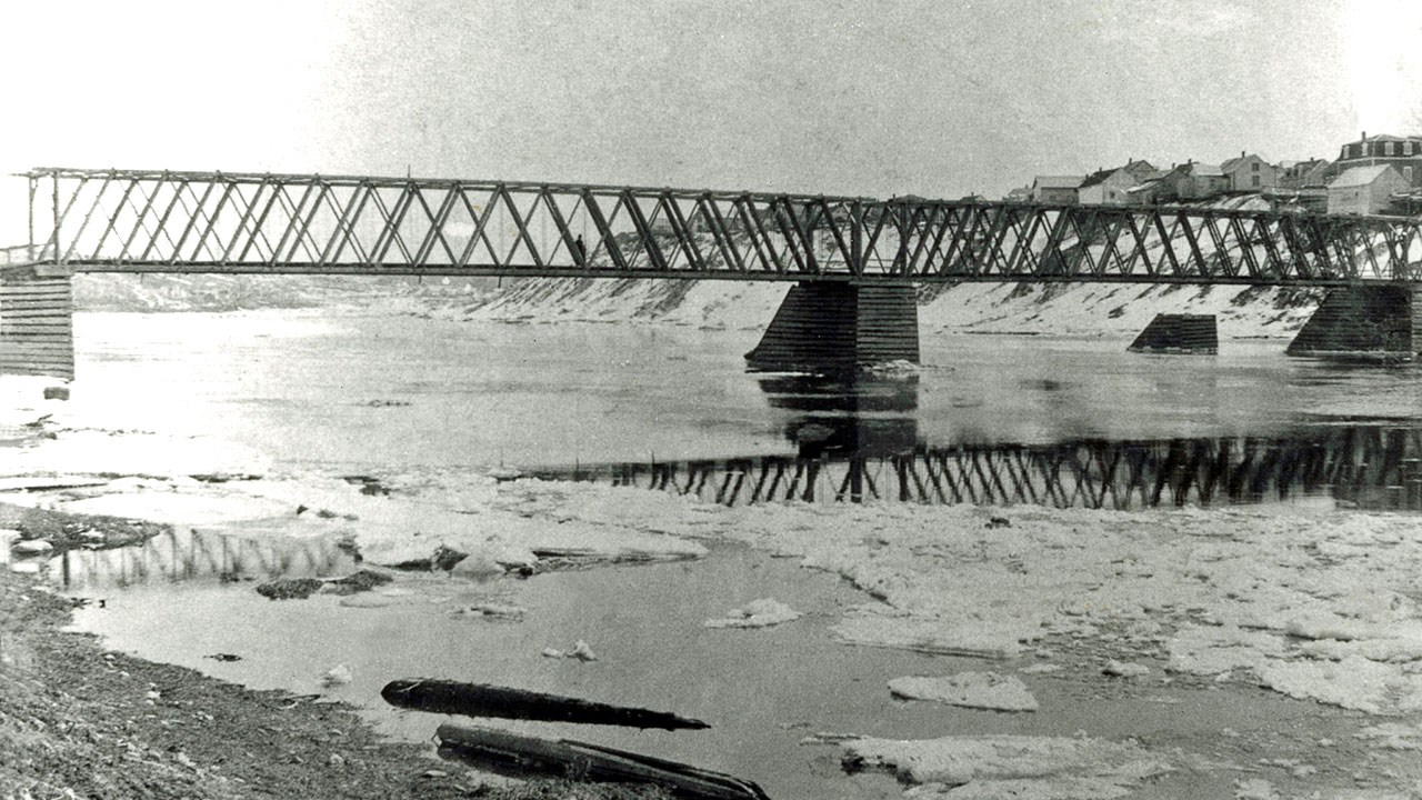 Les estacades du pont de bois de David Roy il y a plus d'un siècle