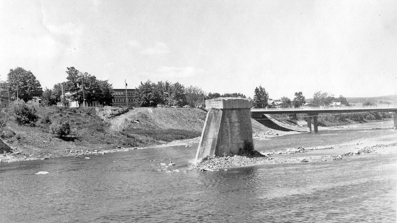 Les estacades du pont de bois de David Roy il y a plus d'un siècle