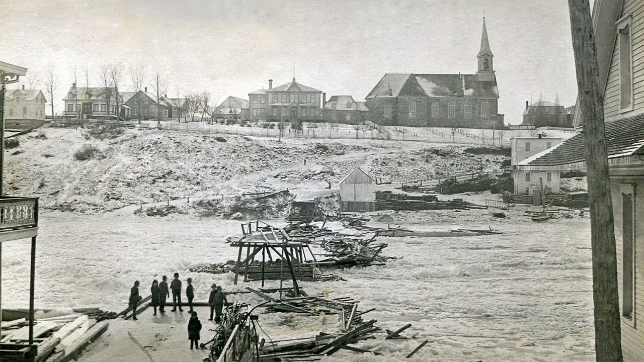 Les estacades du pont de bois de David Roy il y a plus d'un siècle