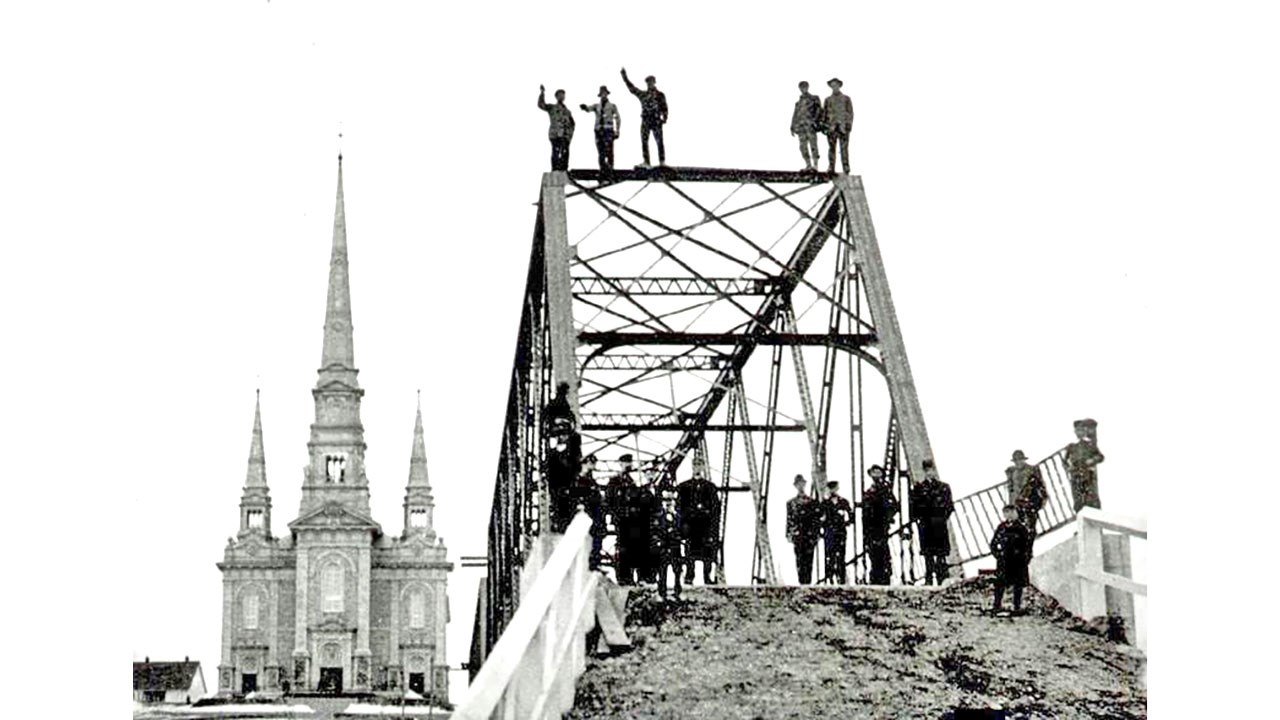 Le premier pont de fer en 1912