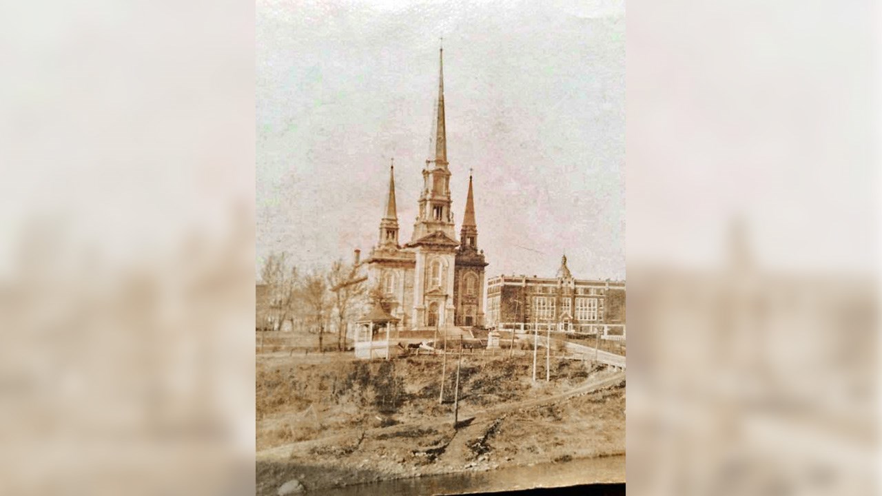 L'ancien kiosque en face de l'église dans l'ouest