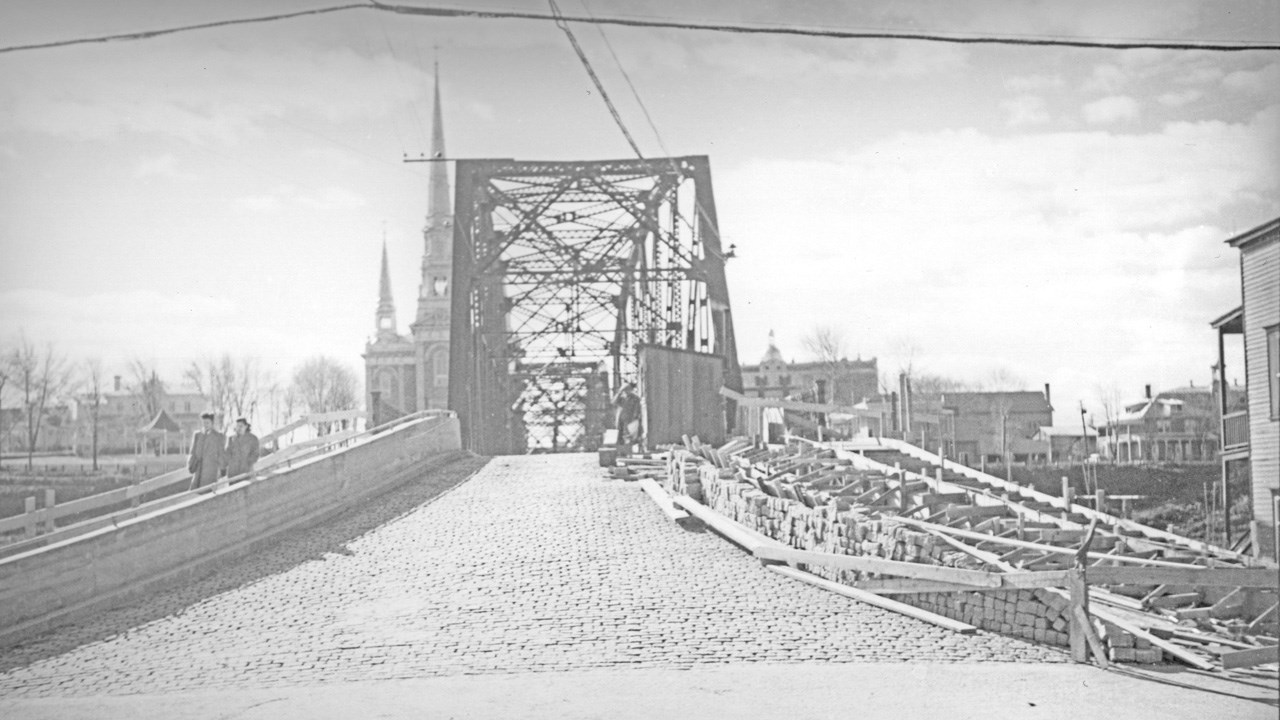 PROMENADE NOSTALGIQUE SUR L'ANCIEN PONT DE FER