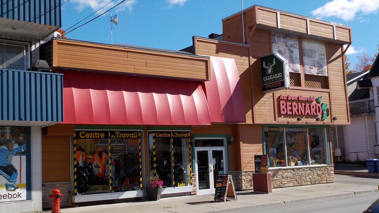 AU BON MARCHÉ BERNARD DE LA PREMIÈRE AVENUE