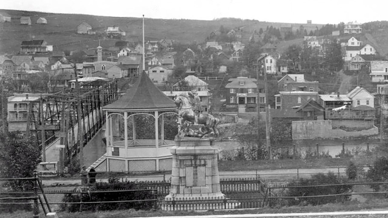 Église, monument et kiosque il y a plus de 100 ans