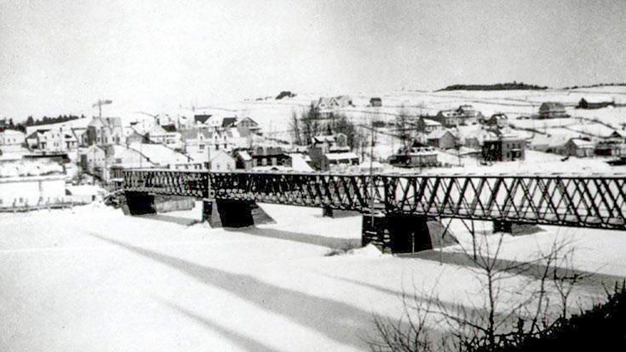 Les estacades du pont de bois de David Roy il y a plus d'un siècle