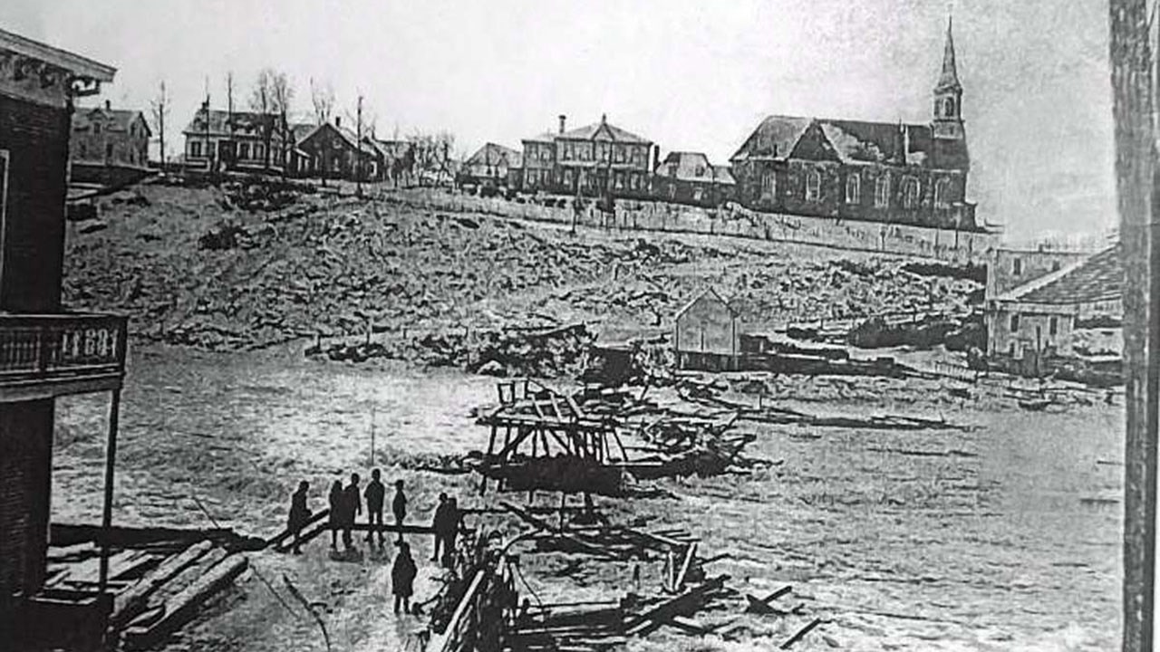 Le pont de bois, arraché par la débâcle en 1896