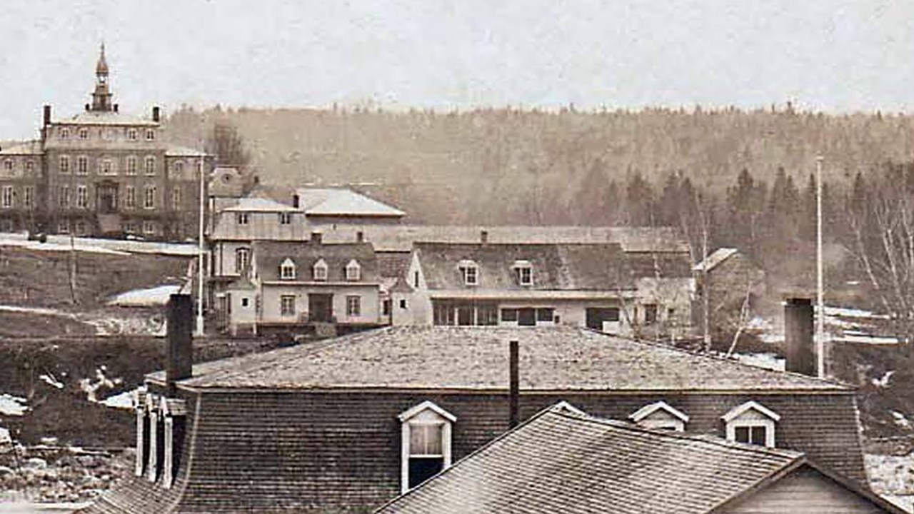 La 18e rue près de l'église il y a plus de 100 ans