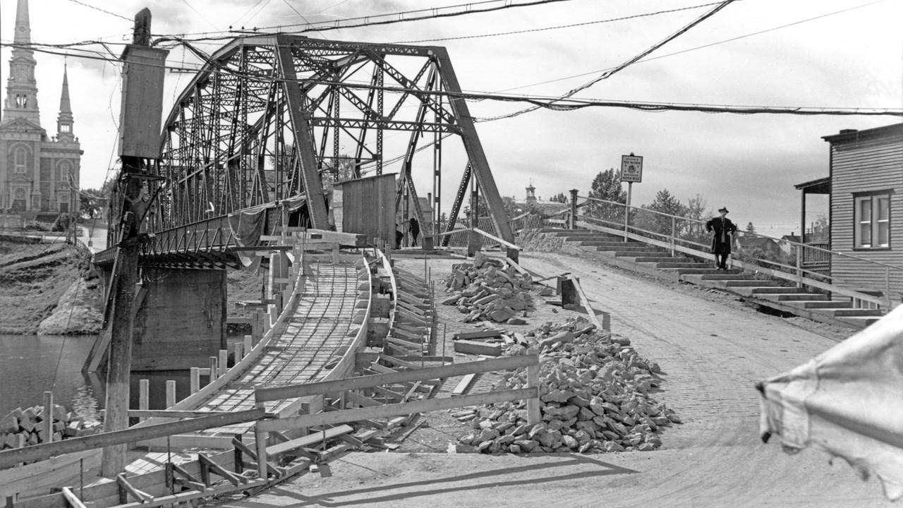 PROMENADE NOSTALGIQUE SUR L'ANCIEN PONT DE FER