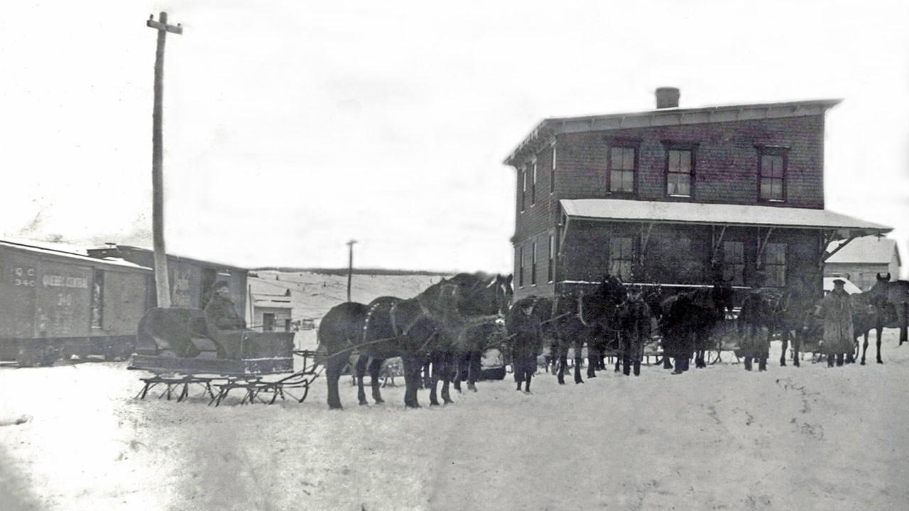 1-Taxis-1-de-hiver-vers-1910-a-la-Station-(Gare)-