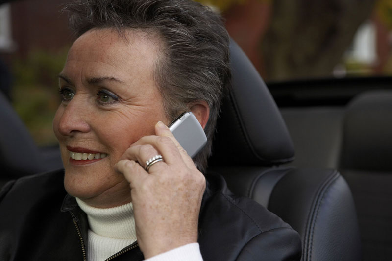 Le cellulaire banni au volant partout en province
