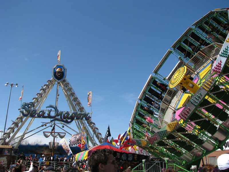 Une exhibitionniste se montre les seins à Beauce Carnaval