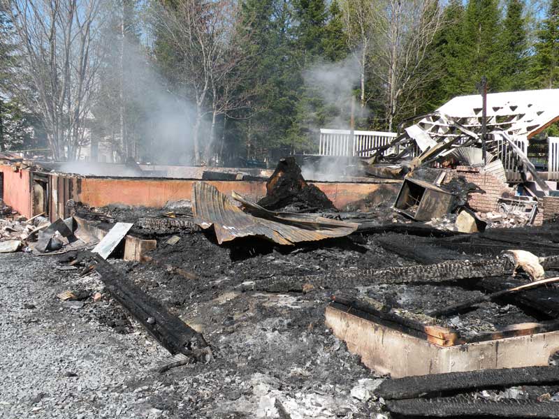 Une maison détruite par les flammes à Saint-Georges