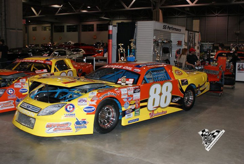 Une exposition de voitures de course à la Cage