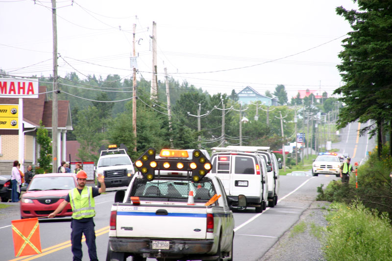 Des travailleurs forestiers dégageaient la voiture de toutes ses branches.