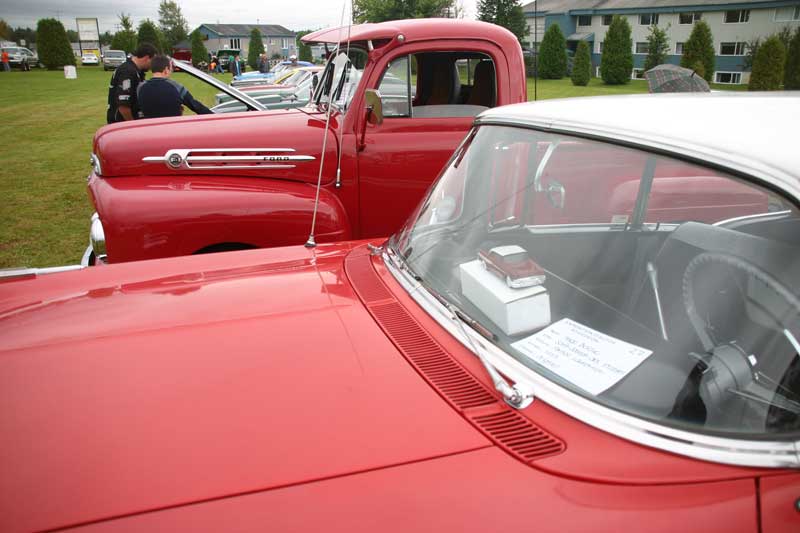Il y avait de tous sur le terrain, des autos récentes, des voitures antiques, des compacts, des sous-compacts.