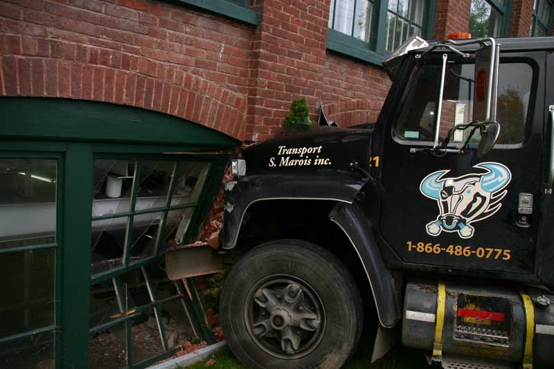 Un camion enfonce un mur chez Tapis Venture