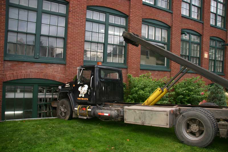 Un camion enfonce un mur chez Tapis Venture