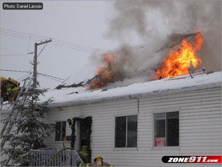 Un incendie ravage un bâtiment à Saint-Martin