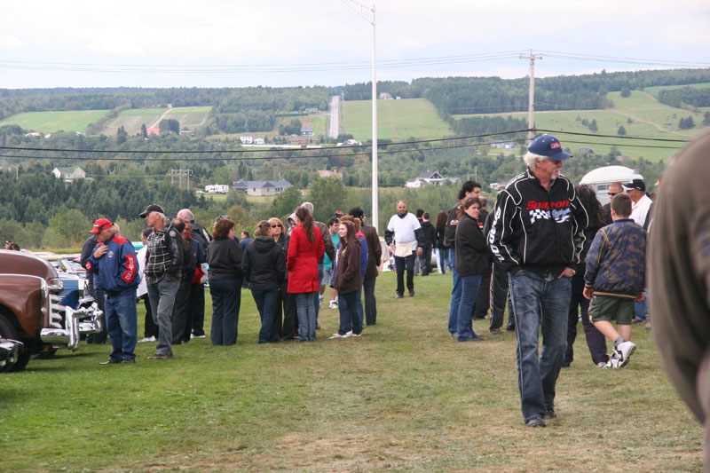 Bien des gens ont scruté à la loupe les voitures exposées sur ce site.