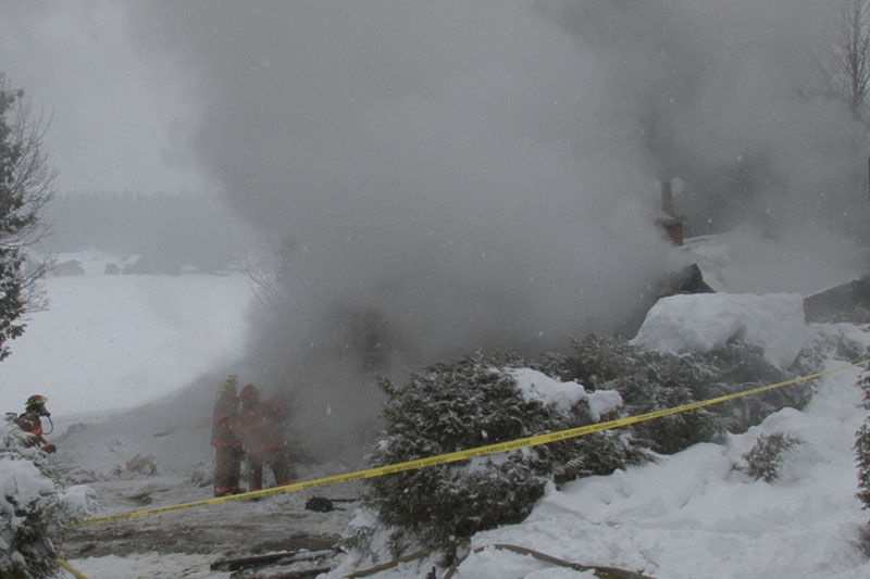 Un incendie détruit un chalet à Lac-Poulin