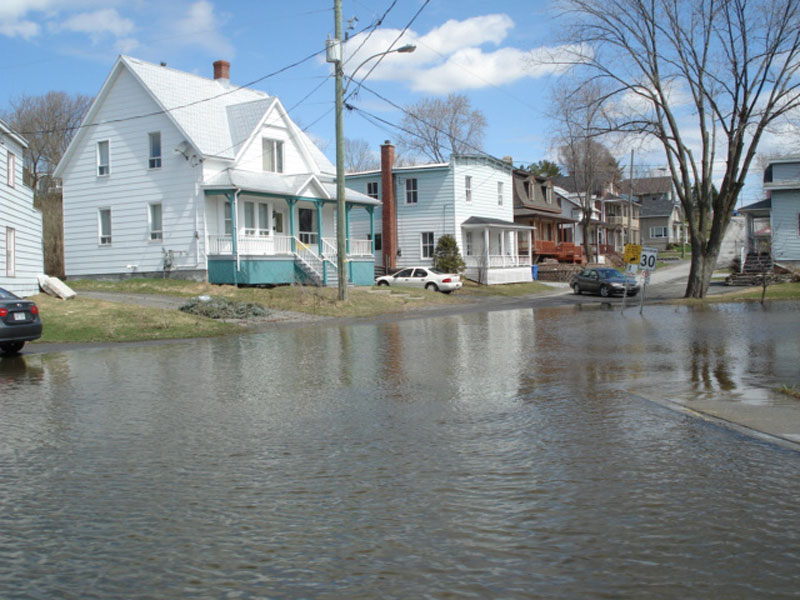 Robert Dutil constate les dégâts des inondations en Beauce