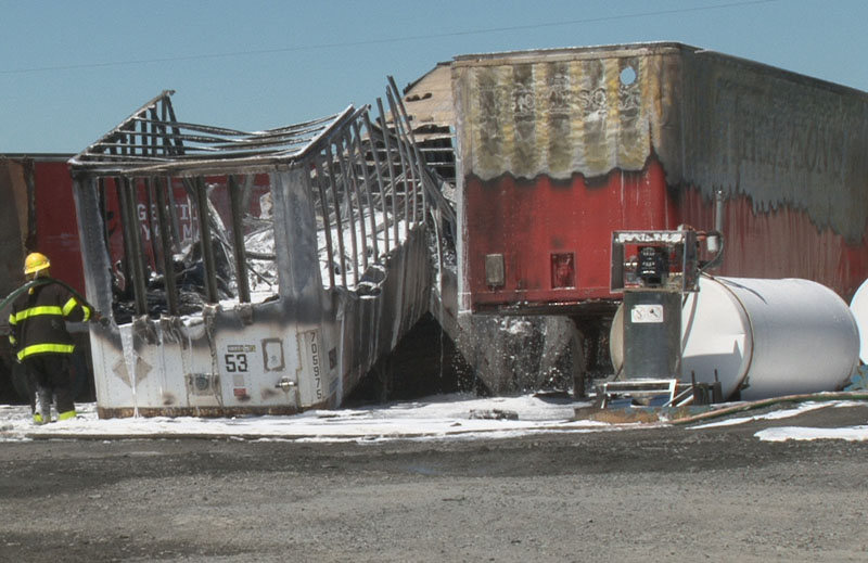 Un incendie détruit deux remorques servant à l'entreposage chez Royal Mat de Beauceville