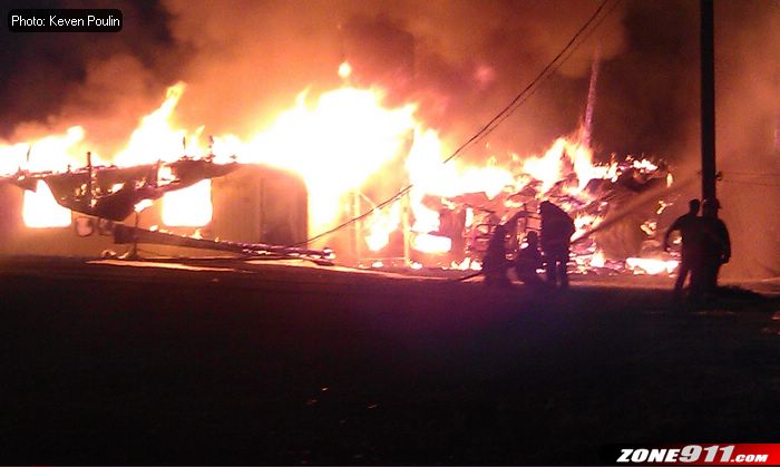 Un violent incendie détruit un bâtiment de ferme à Beauceville