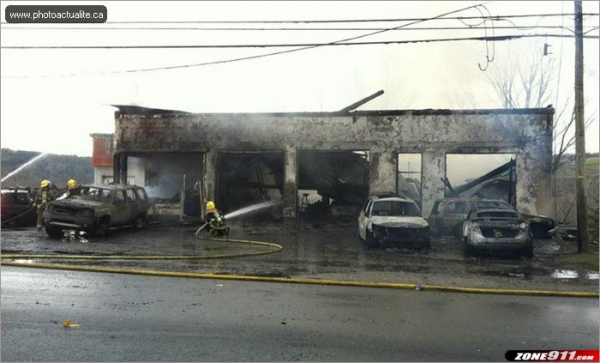 Un violent incendie détruit le garage Yvan Labbé à Vallée-Jonction