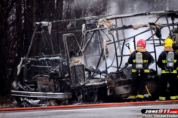 Un motorisé ravagé par les flammes sur l'autoroute 73 à Saint-Isidore
