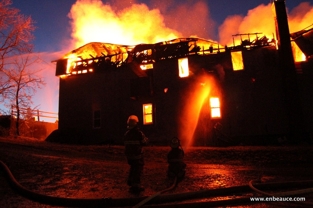 La salle communautaire de St-Honoré est la proie des flammes