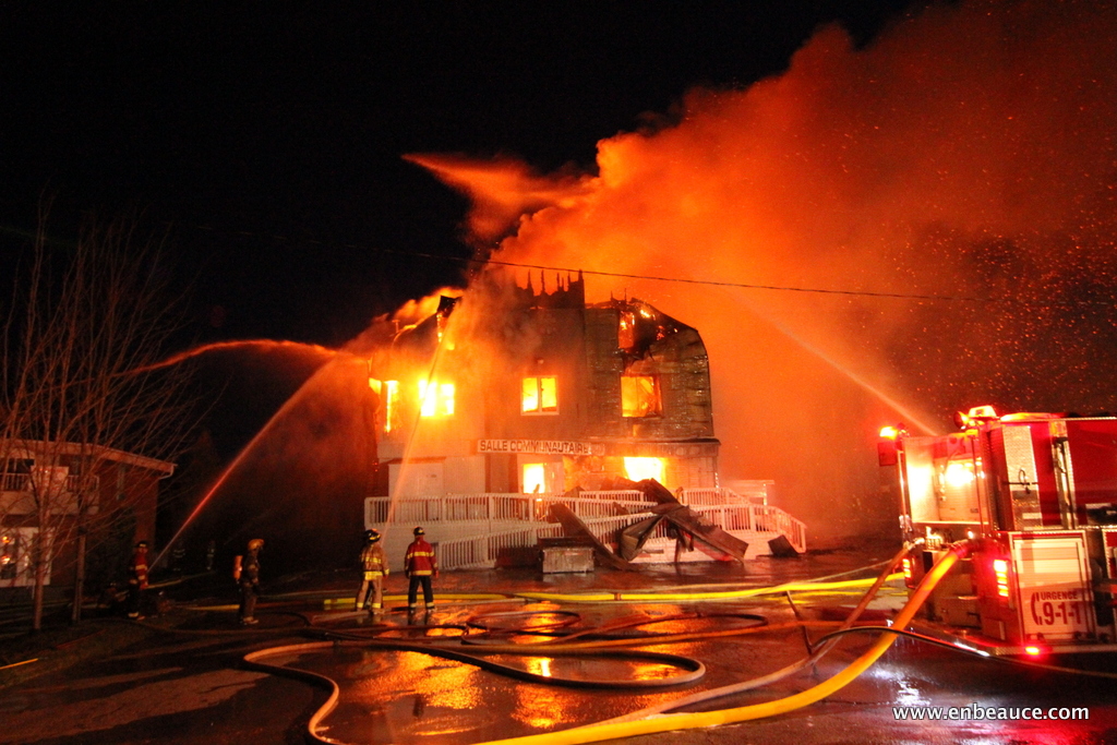 La salle communautaire de St-Honoré est la proie des flammes