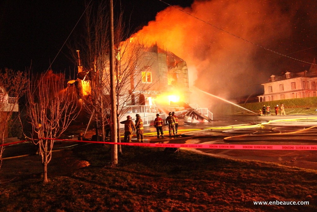 La salle communautaire de St-Honoré est la proie des flammes