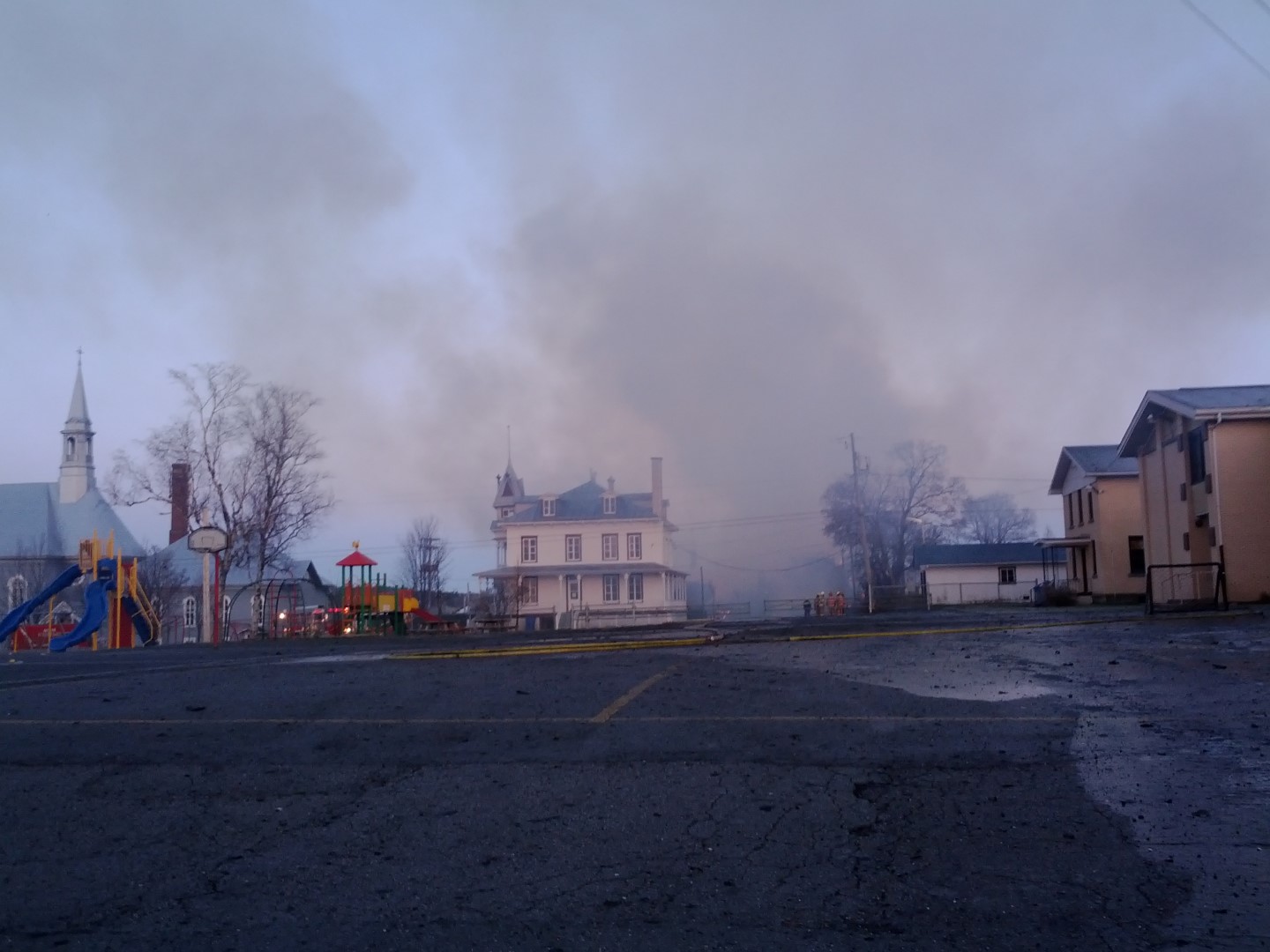 La salle communautaire de St-Honoré est la proie des flammes