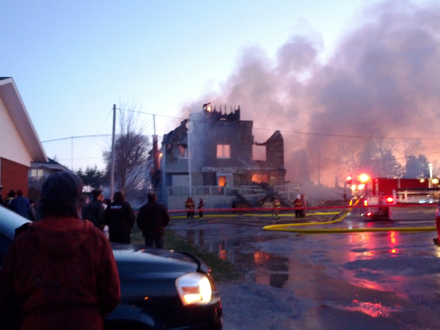 La salle communautaire de St-Honoré est la proie des flammes