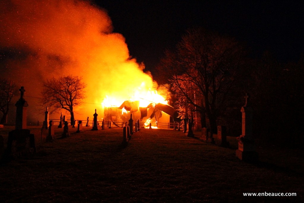La salle communautaire de St-Honoré est la proie des flammes