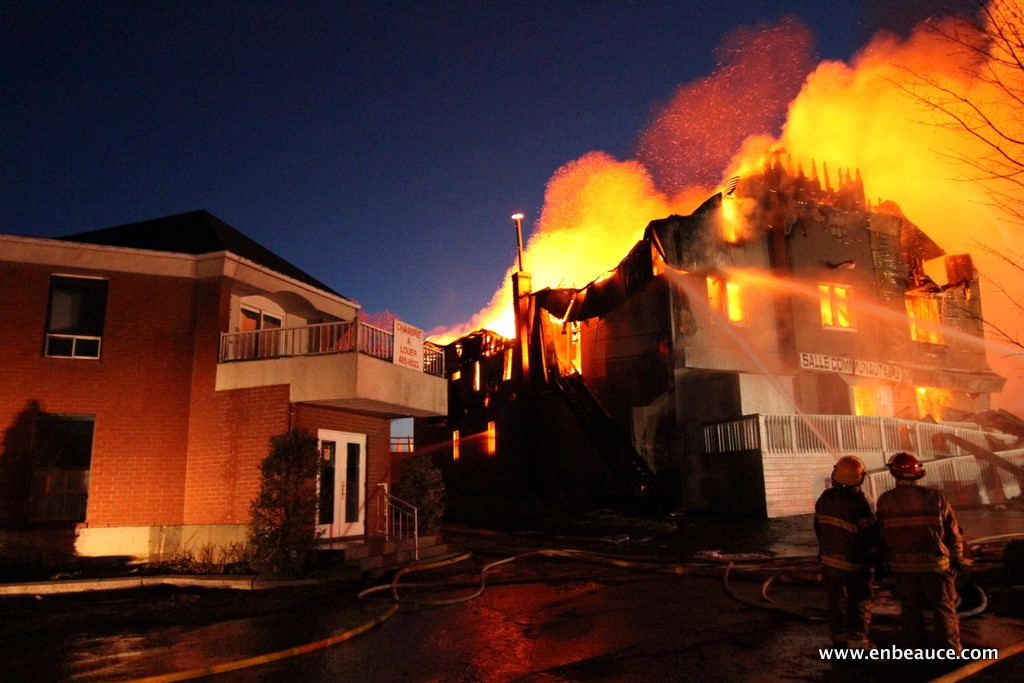 La salle communautaire de St-Honoré est la proie des flammes