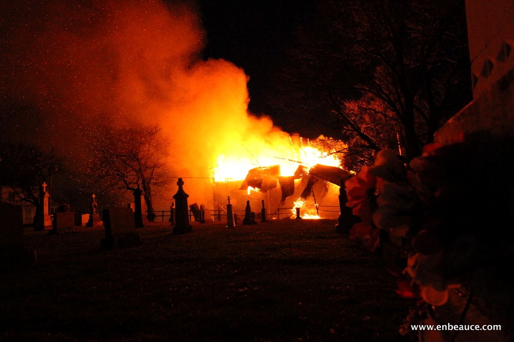 La salle communautaire de St-Honoré est la proie des flammes