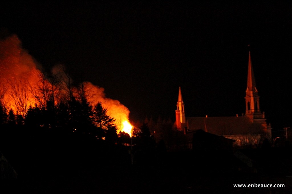 La salle communautaire de St-Honoré est la proie des flammes