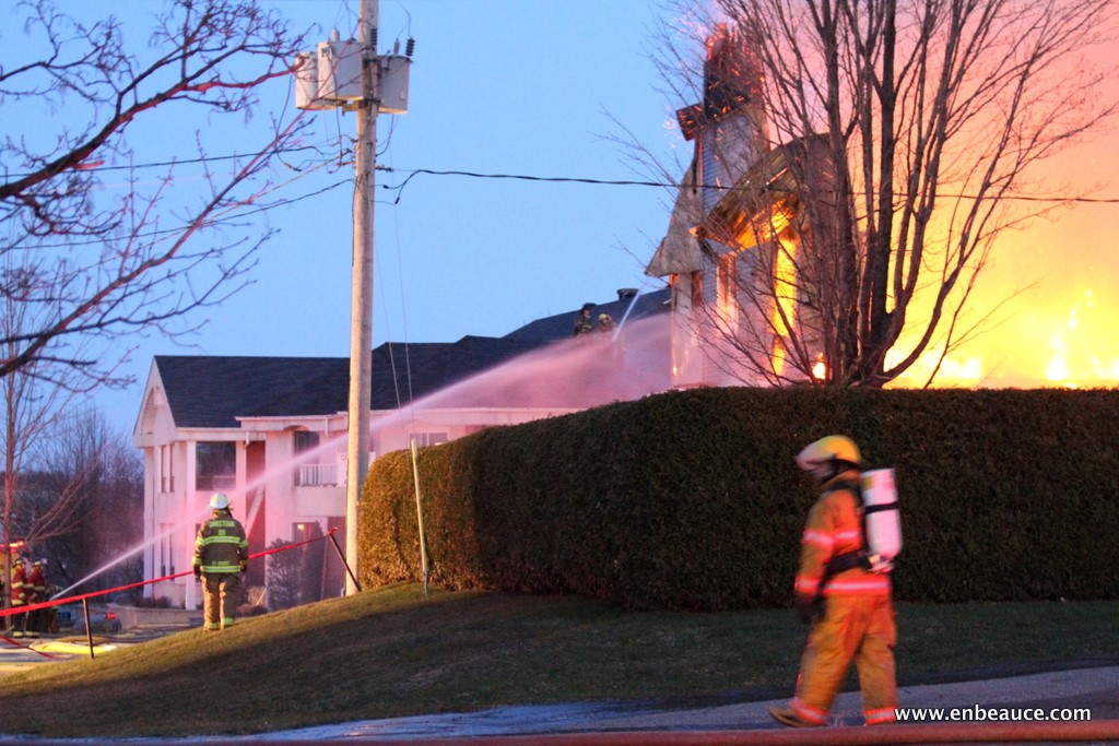 La salle communautaire de St-Honoré est la proie des flammes