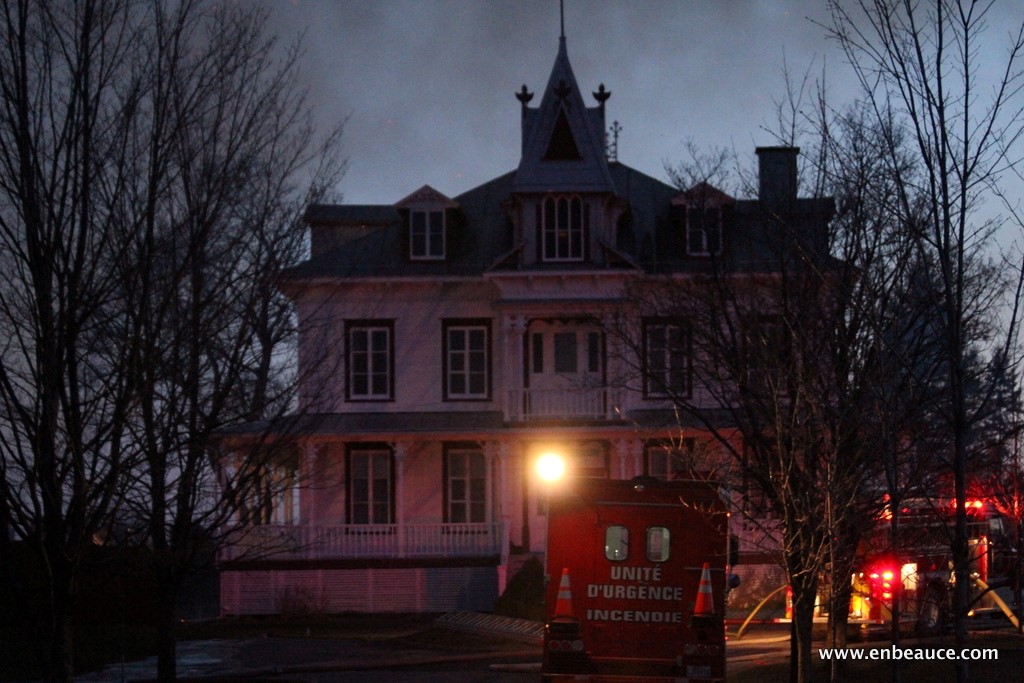 La salle communautaire de St-Honoré est la proie des flammes