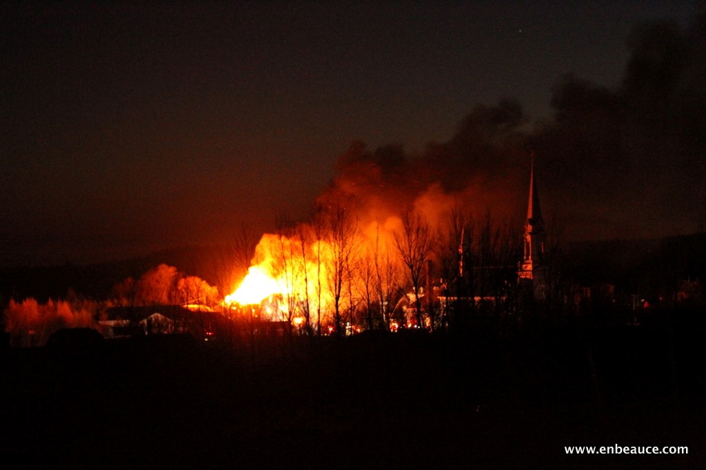 La salle communautaire de St-Honoré est la proie des flammes