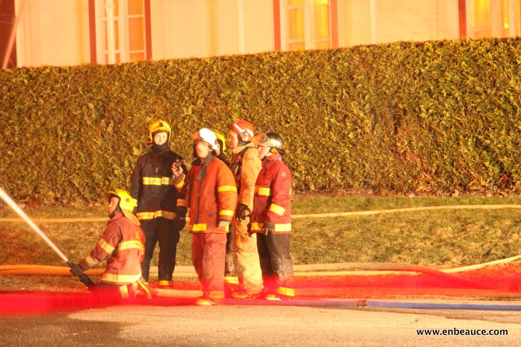 La salle communautaire de St-Honoré est la proie des flammes