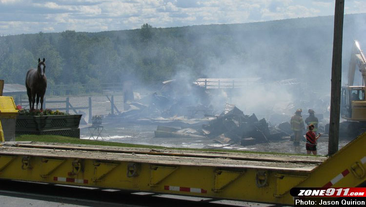 Un incendie détruit l'Écurie Paquet et filles à Saint-Théophile