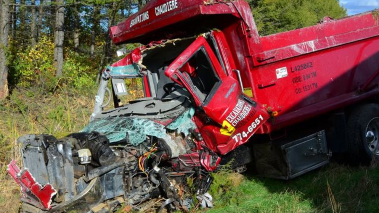 Une photo du camion qui transportait de la terre.